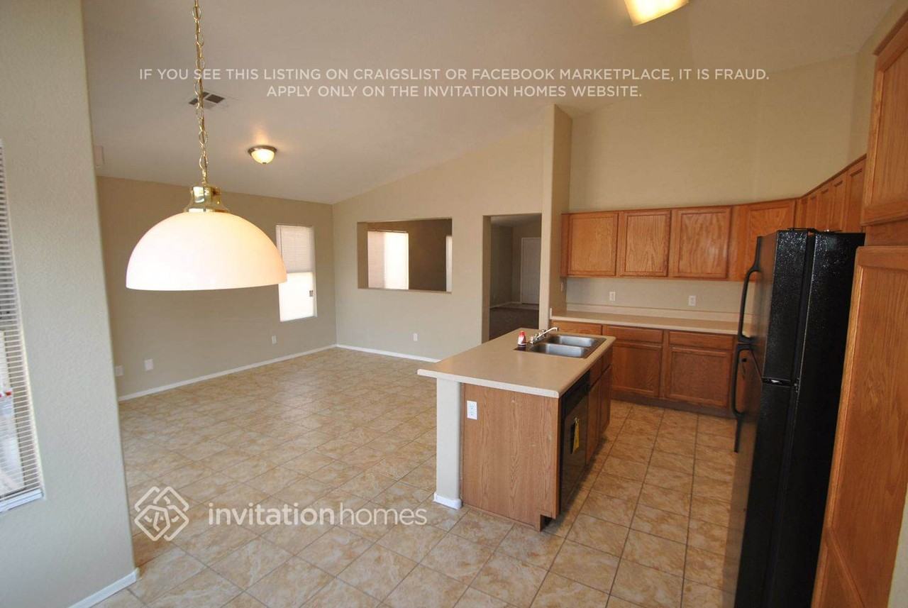 15915 W Smokey Dr - Photo 4 of 8