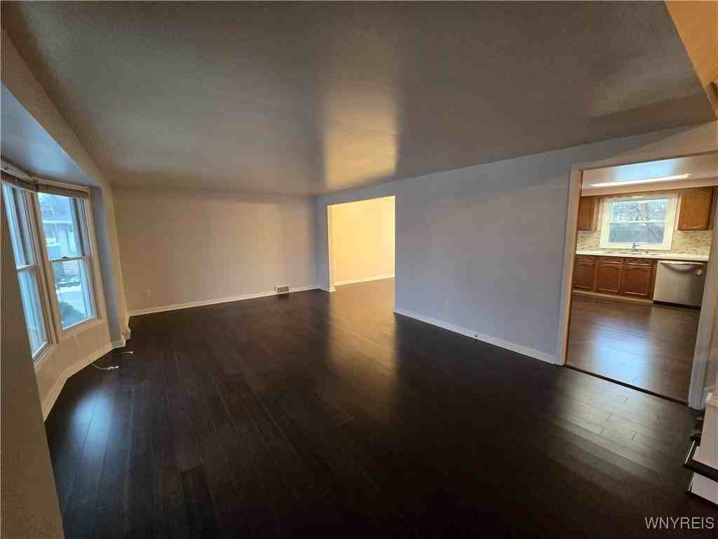 161 Foxpoint W - Photo 7 of 32