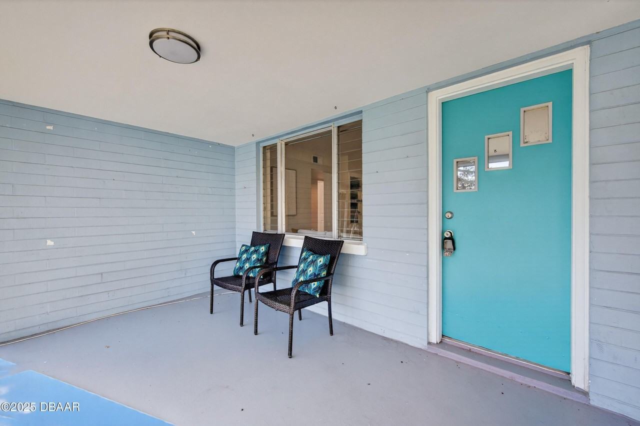 930 Daytona Ave - Photo 7 of 38