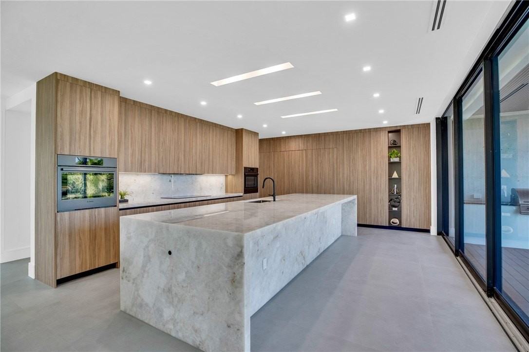 112 Seaway Ct - Photo 4 of 27