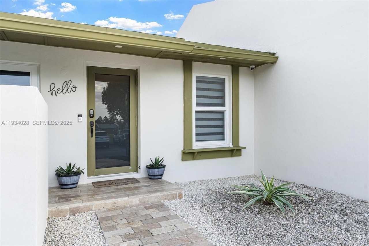 10955 Sw 122nd Pl - Photo 4 of 38