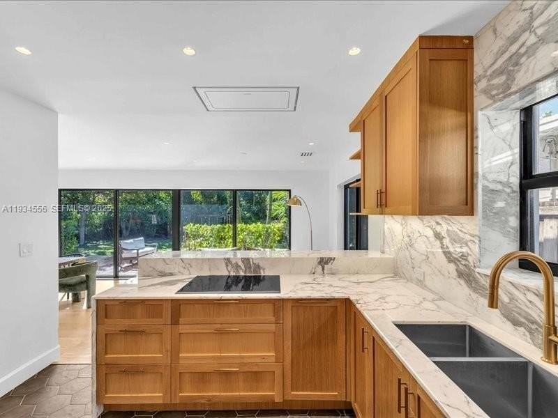 920 W 47th Ct - Photo 4 of 24