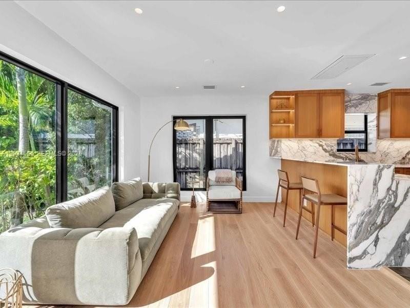 920 W 47th Ct - Photo 7 of 24