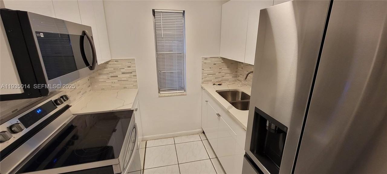 4621 Sw 33rd Ave #5 - Photo 5 of 18