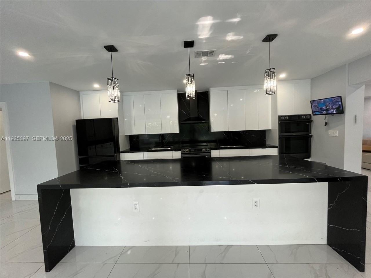 575 Ne 179th Dr #0 - Photo 4 of 16