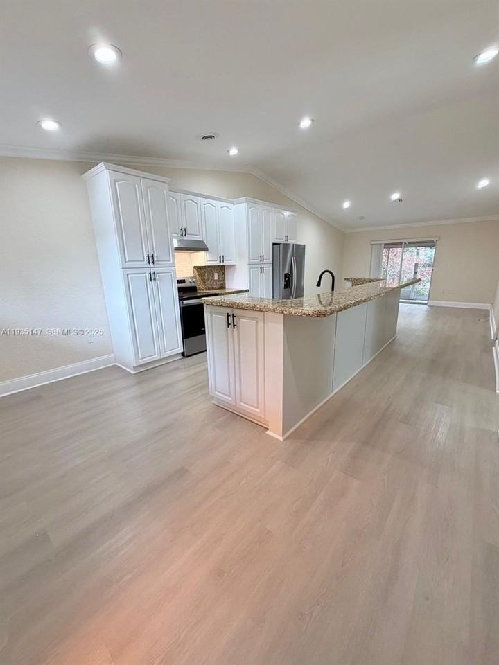 10722 La Placida Dr #9B3 - Photo 3 of 23