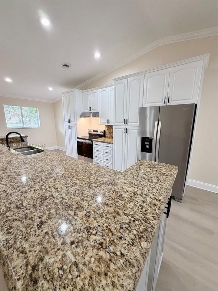 10722 La Placida Dr #9B3 - Photo 5 of 23