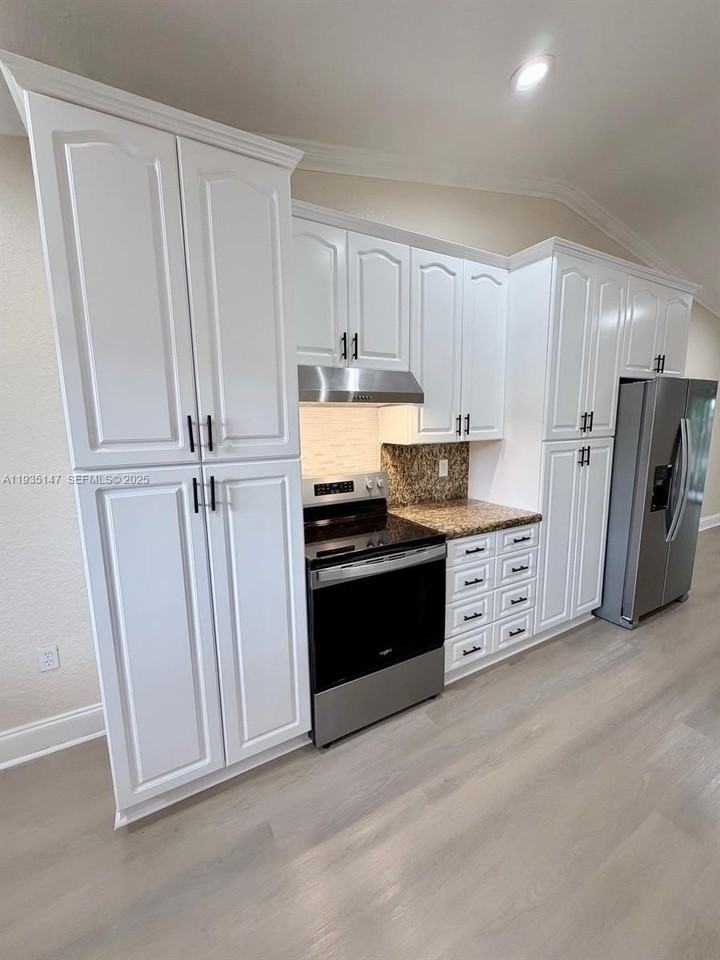 10722 La Placida Dr #9B3 - Photo 7 of 23