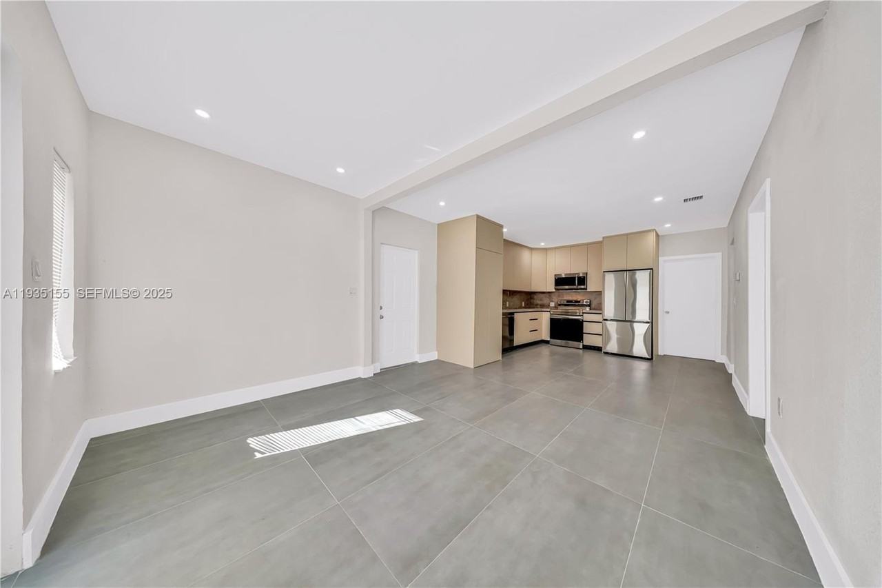 807 Nw 51st St - Photo 5 of 33