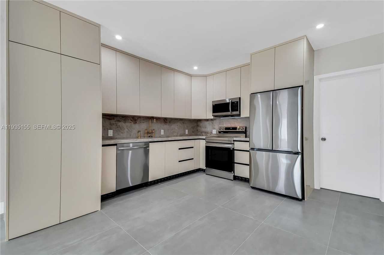 807 Nw 51st St - Photo 6 of 33