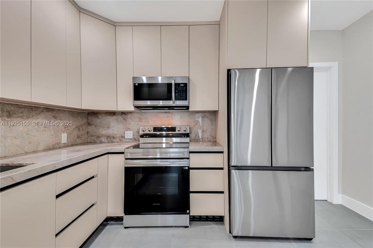 807 Nw 51st St - Photo 7 of 33