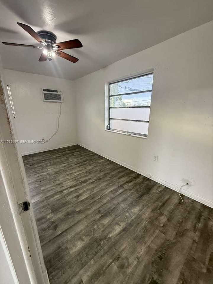 1212 Sw 7th St #2 - Photo 4 of 9