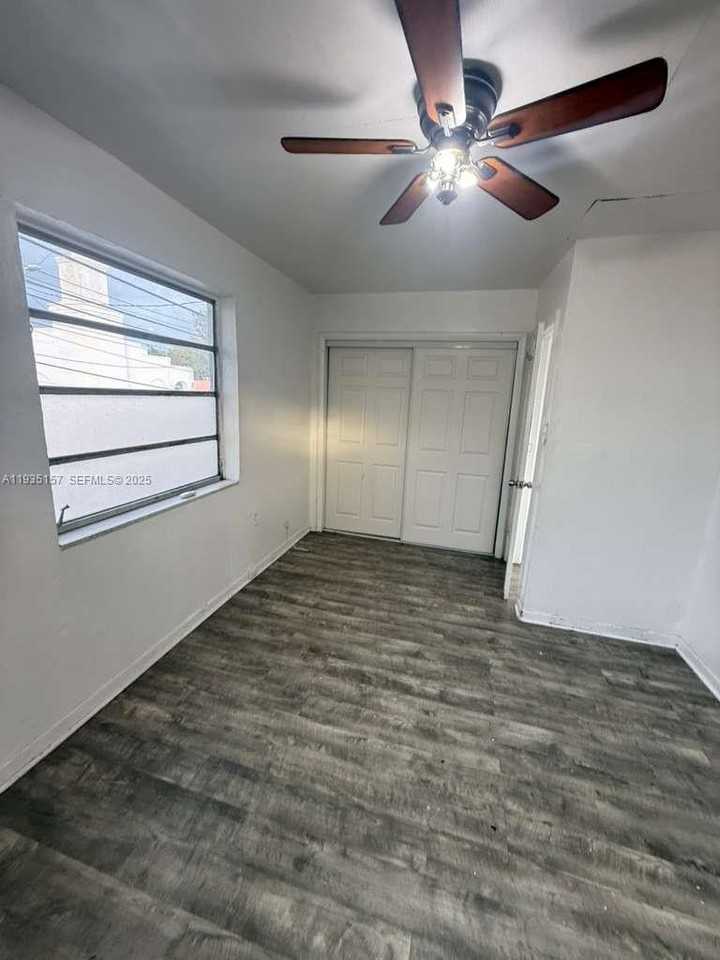 1212 Sw 7th St #2 - Photo 5 of 9