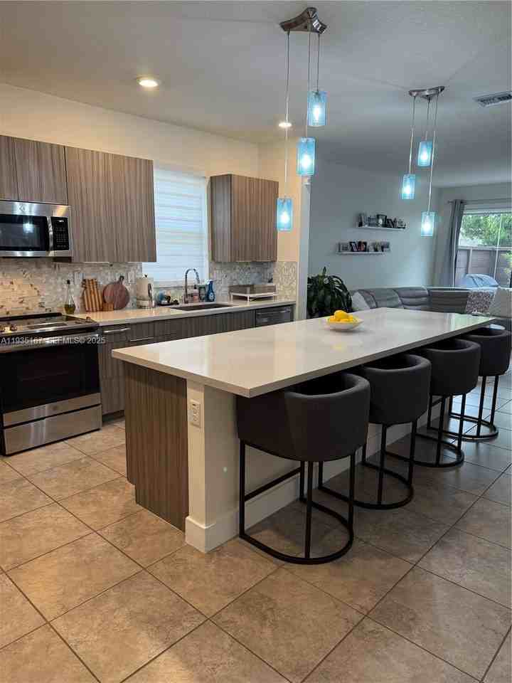 15822 Nw 91st Ave - Photo 3 of 9