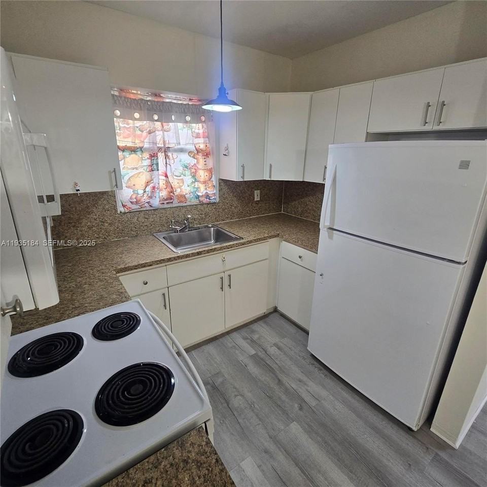 108 Se 10th Ave #REAR - Photo 3 of 11