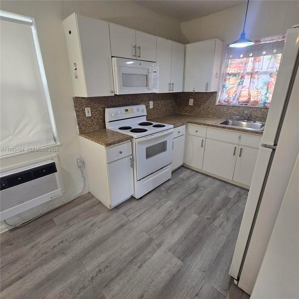 108 Se 10th Ave #REAR - Photo 4 of 11