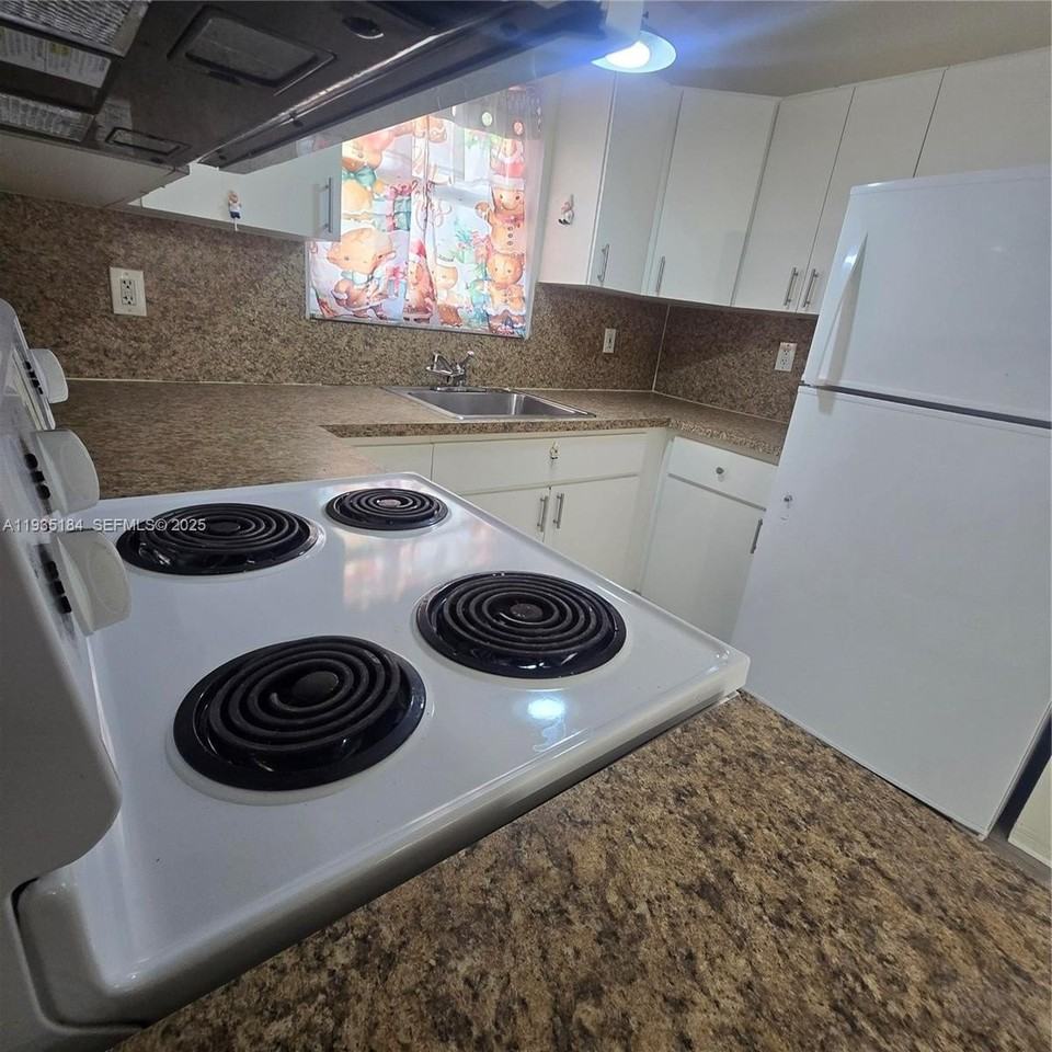 108 Se 10th Ave #REAR - Photo 5 of 11