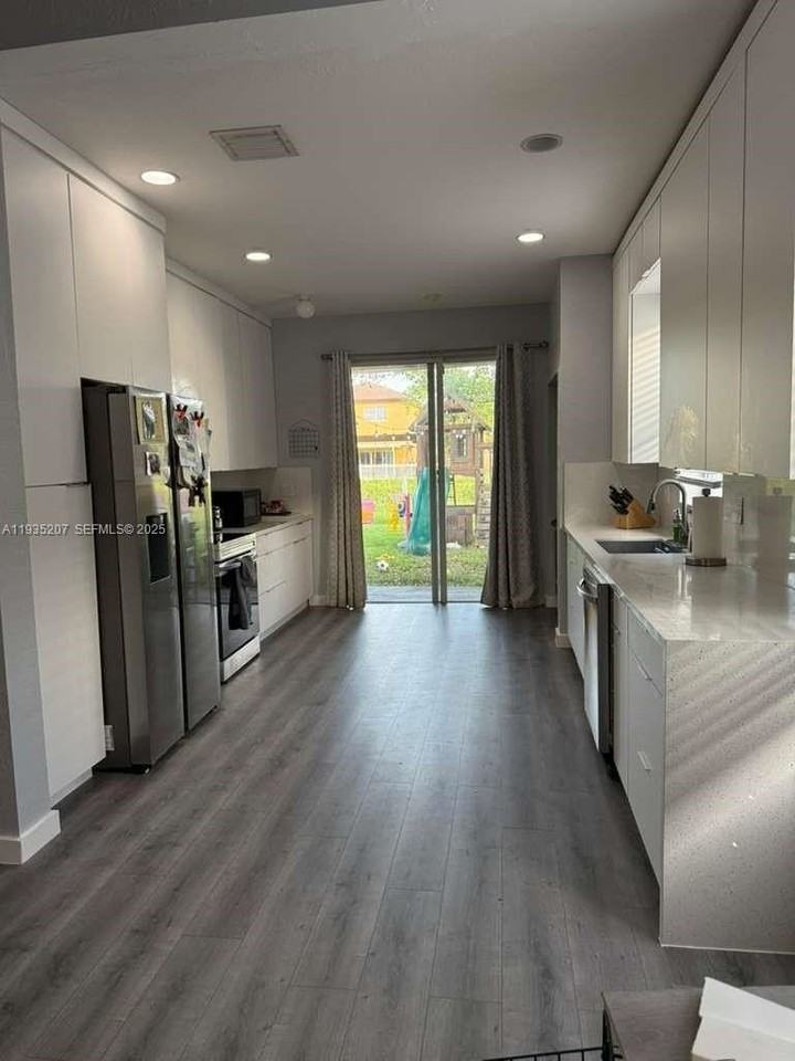 1271 Ne 40th Rd #1271 - Photo 2 of 15