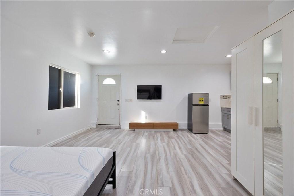 19140 Hartland St - Photo 2 of 7