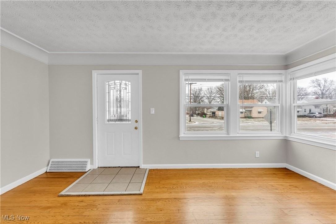 498 E 250th St - Photo 3 of 27