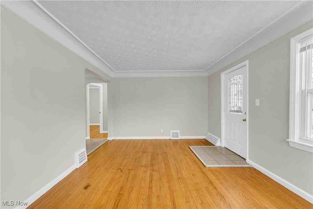 498 E 250th St - Photo 4 of 27