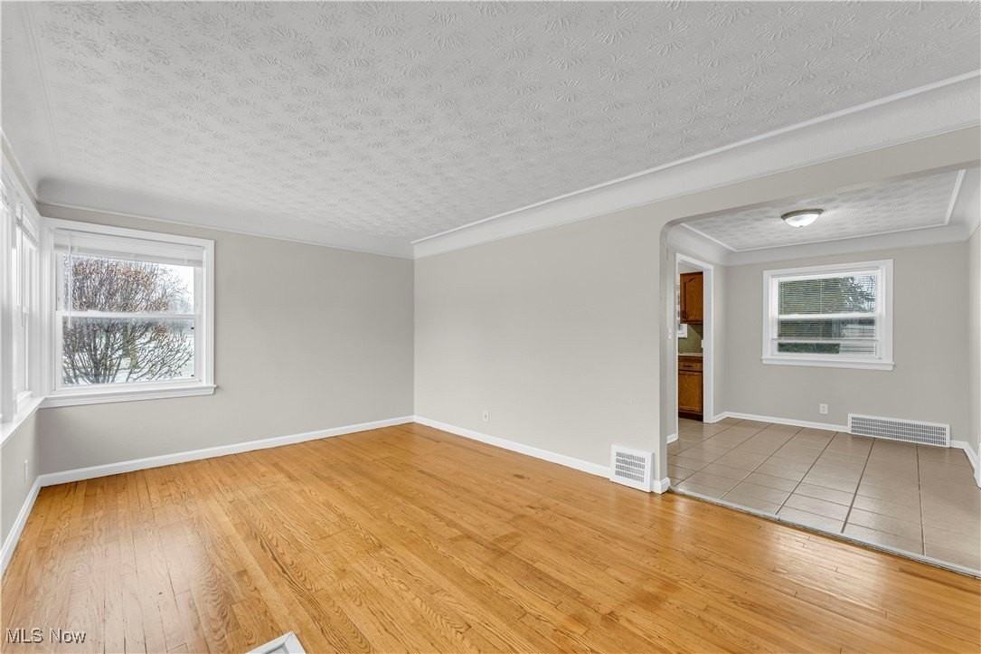 498 E 250th St - Photo 6 of 27