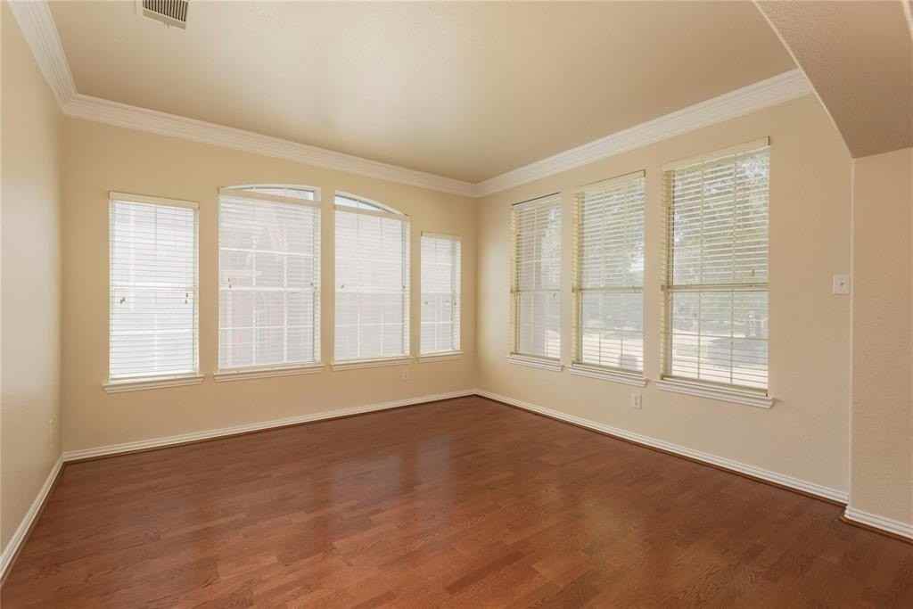 1215 Nocona Dr - Photo 4 of 37