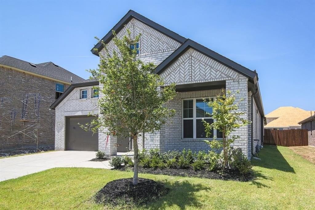 917 Hawthorn Ln - Photo 2 of 24