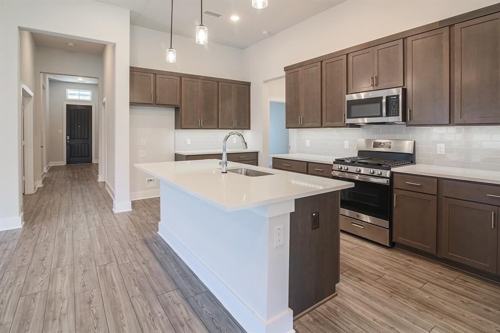 917 Hawthorn Ln - Photo 4 of 24