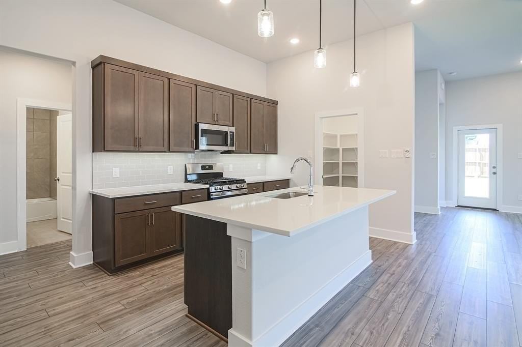 917 Hawthorn Ln - Photo 5 of 24