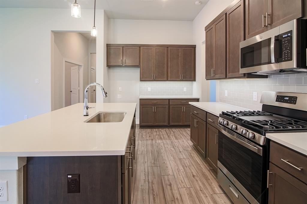 917 Hawthorn Ln - Photo 6 of 24