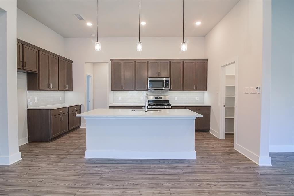 917 Hawthorn Ln - Photo 7 of 24