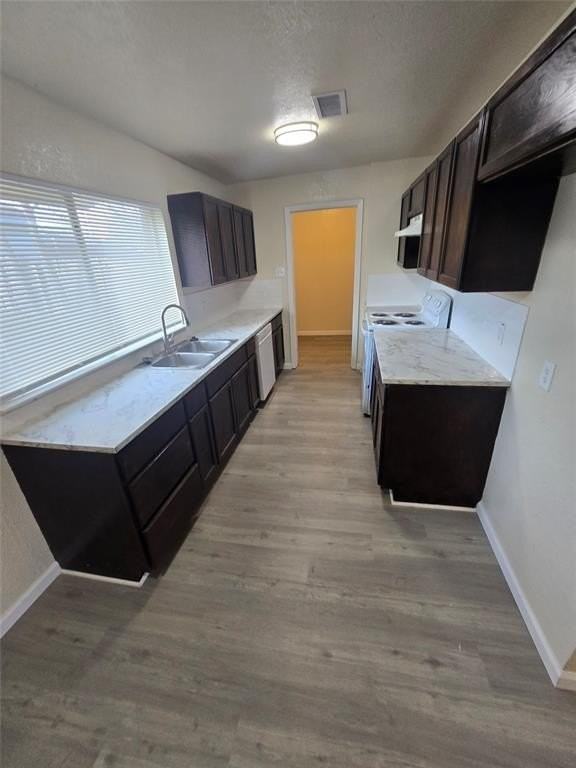 1605 Willowbrook St - Photo 4 of 10