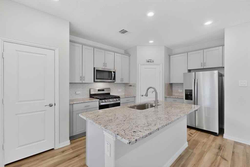 2927 Brittlebush Dr - Photo 2 of 35