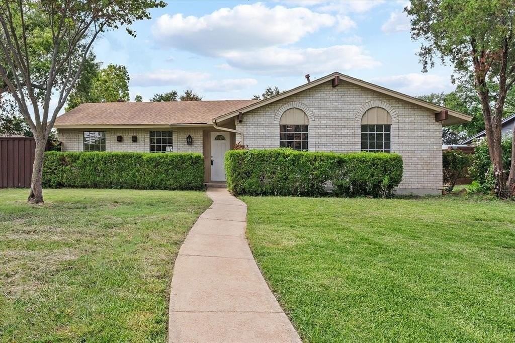 2804 Royal Oaks Dr - Photo 2 of 28