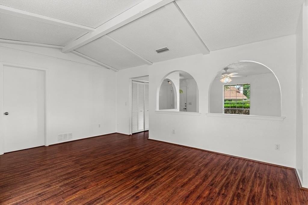 2804 Royal Oaks Dr - Photo 4 of 28