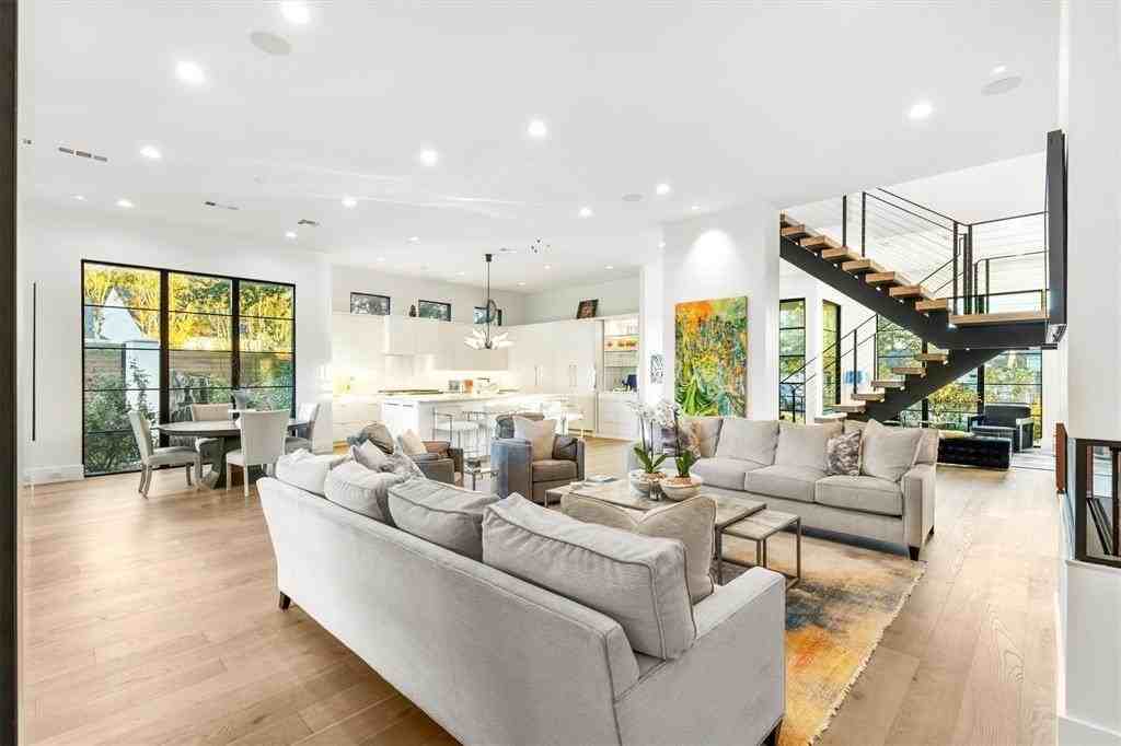 3771 Almazan Dr - Photo 4 of 39