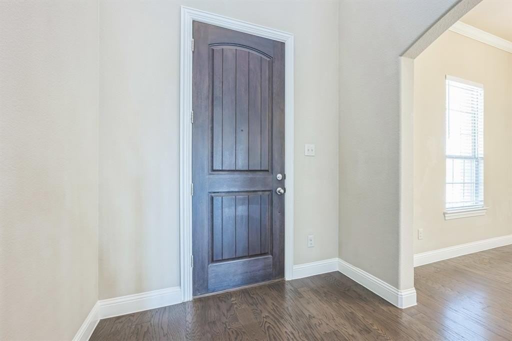 301 Harcourt Ave - Photo 5 of 31