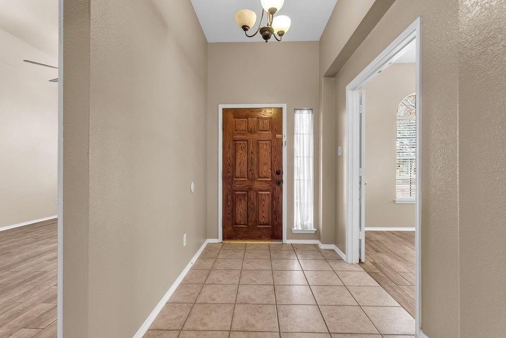 11521 Blanchard Dr - Photo 4 of 31