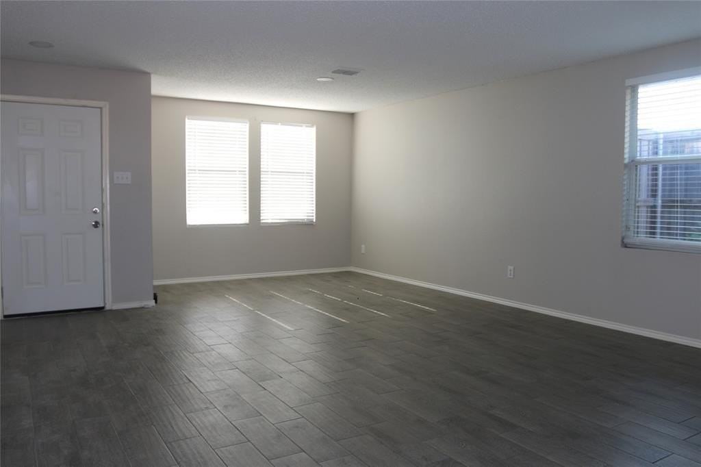 2048 Crosbyton Ln - Photo 5 of 24