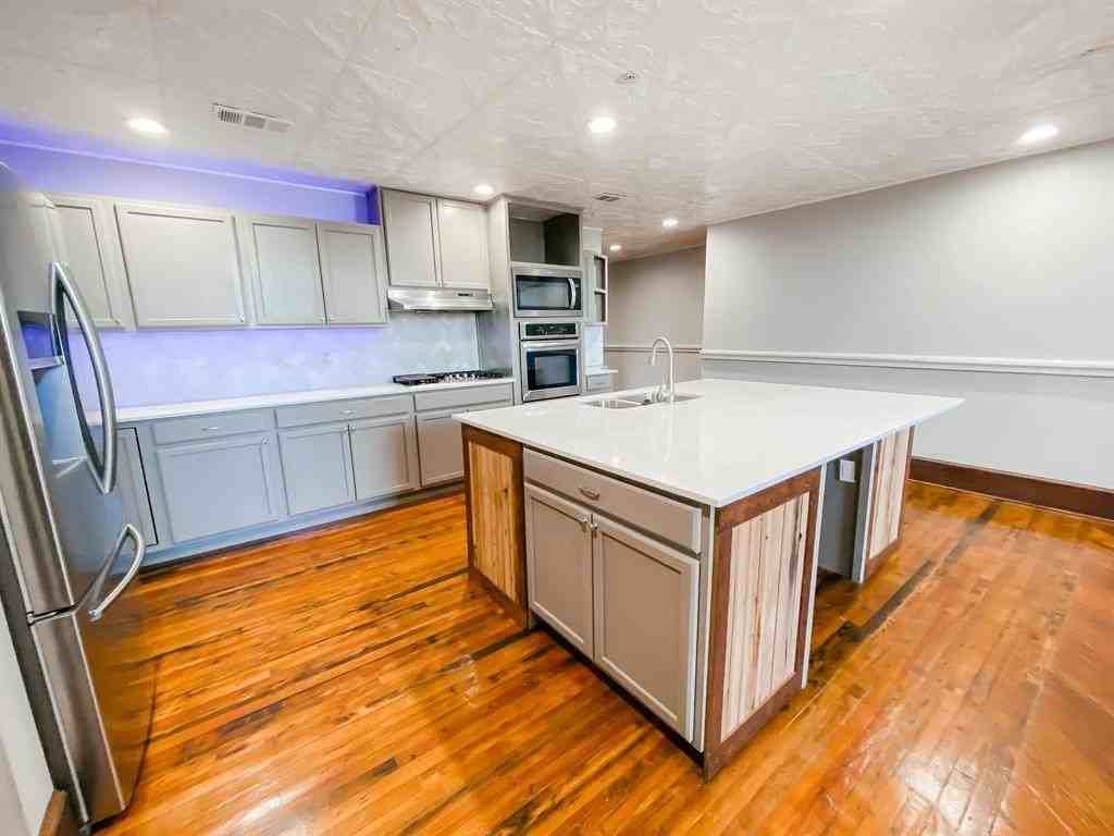 507 N Main Street #202 - Photo 3 of 17