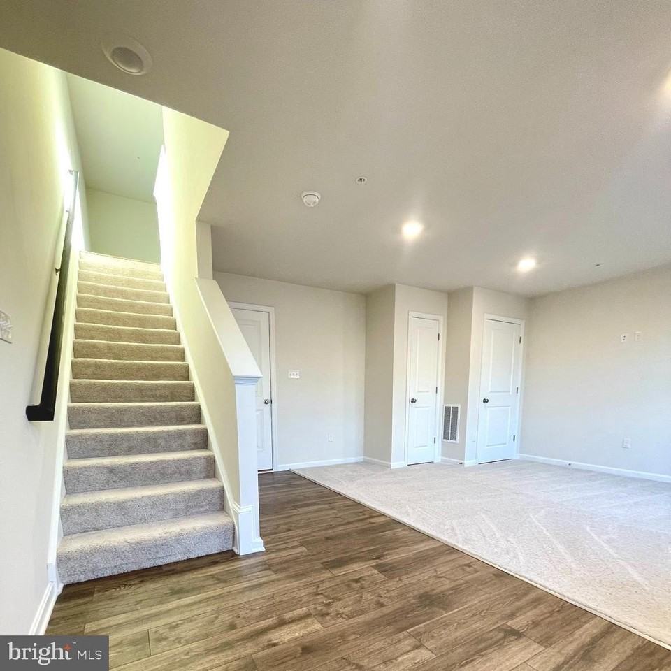 2709 Princess Victoria Way - Photo 2 of 31