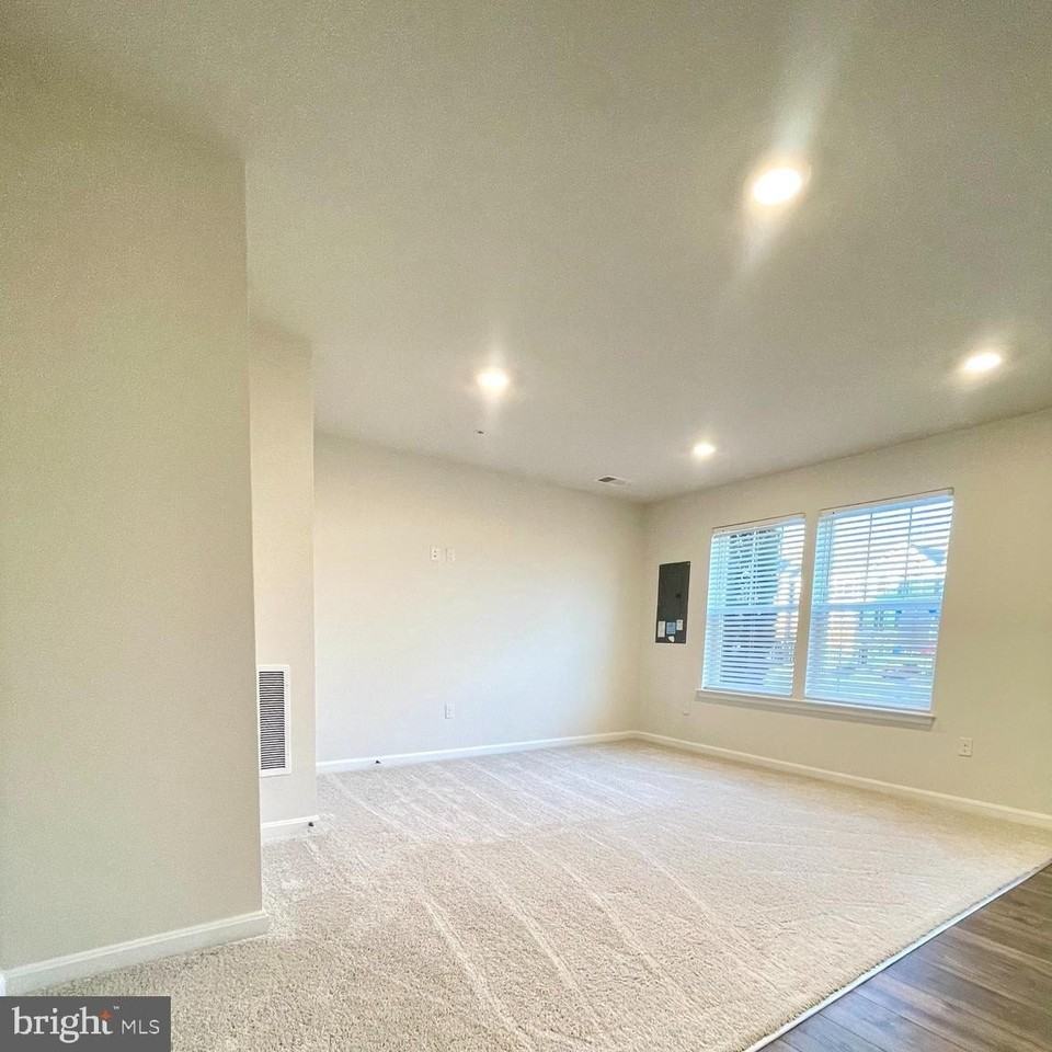 2709 Princess Victoria Way - Photo 4 of 31