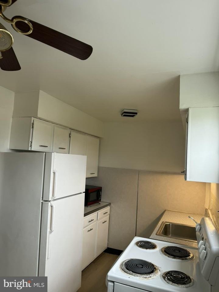 219 W 6th St Apt 2 #2 - Photo 3 of 8