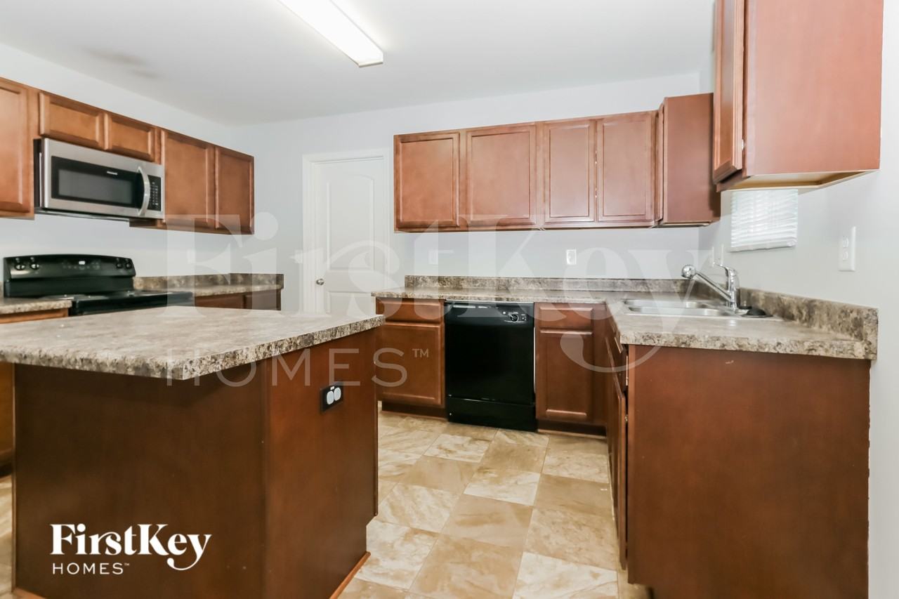 170 Betty Ann Ln - Photo 4 of 15