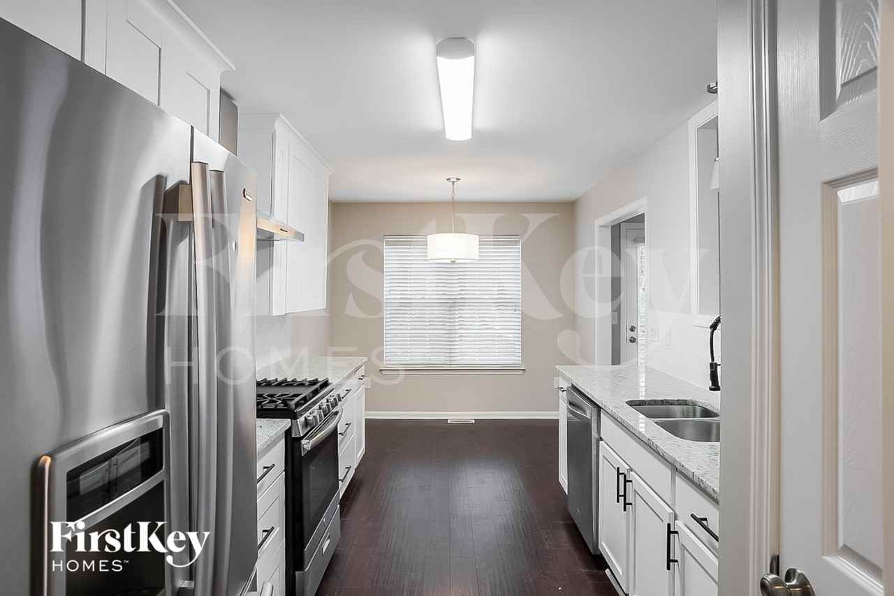 4442 Brittany Dr - Photo 4 of 15