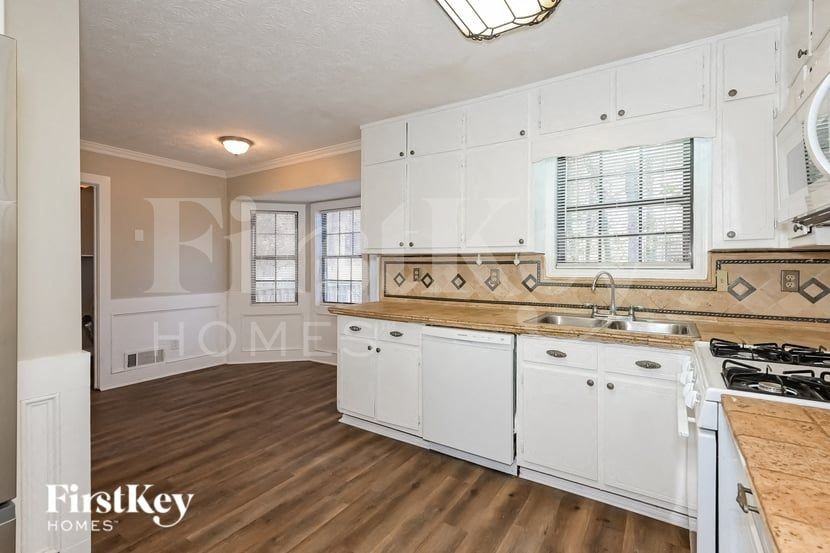 2795 Twin Springs Dr - Photo 6 of 17