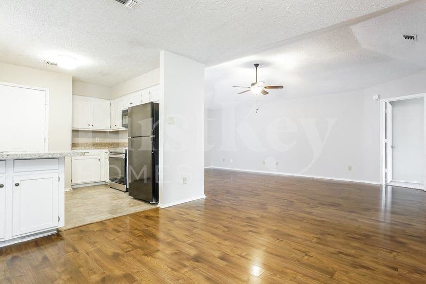 2320 Sundrop Ct - Photo 4 of 15