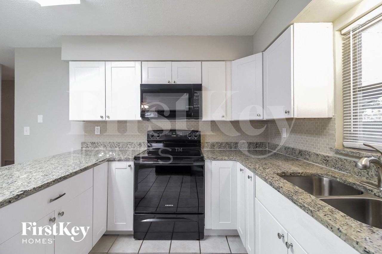 1340 Sharon Dr - Photo 6 of 15