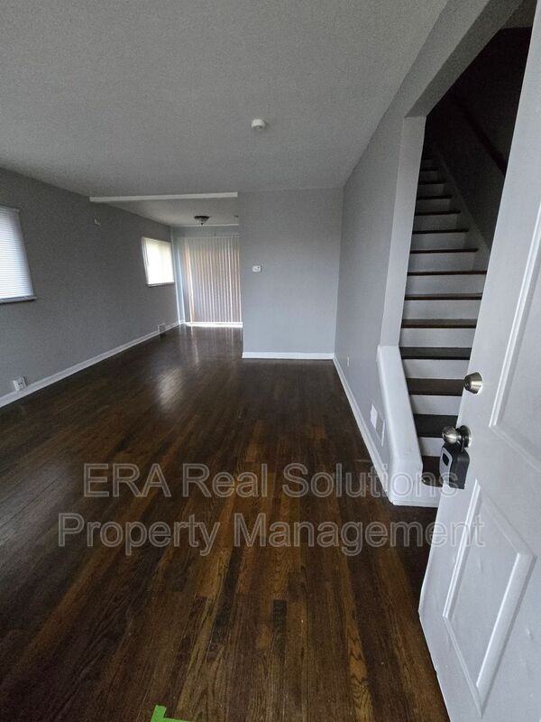 979 Racine Ave - Photo 2 of 21